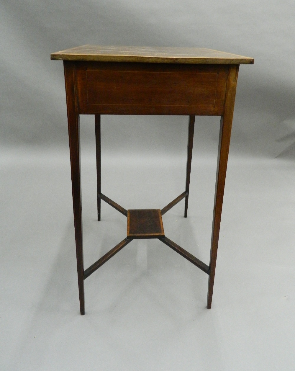 An Edwardian crossbanded mahogany single drawer side table. 58 cm wide. - Image 7 of 7