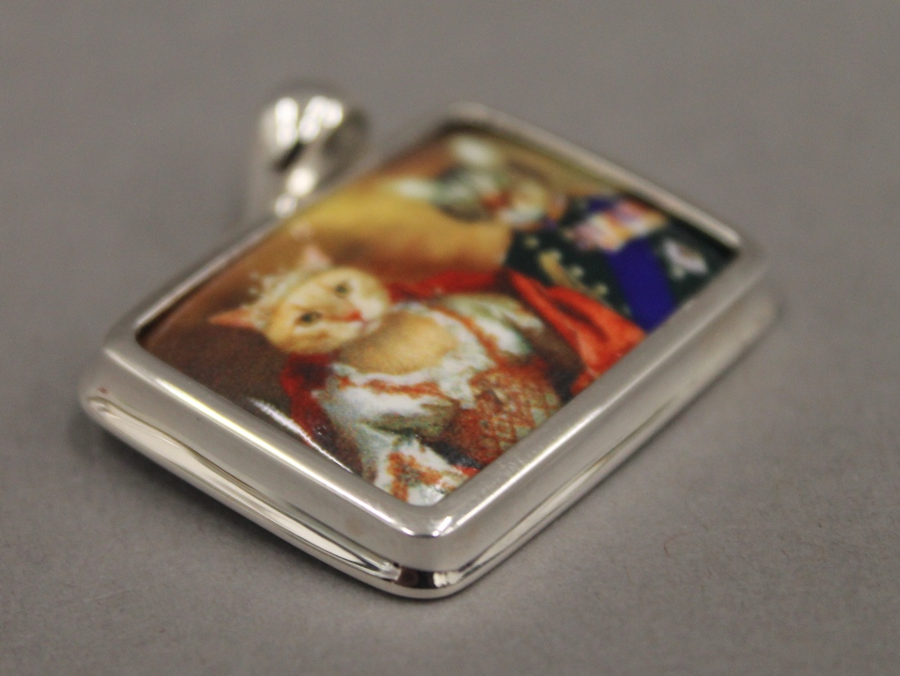 A silver enamel cat pendant. 3 cm wide. - Image 4 of 5