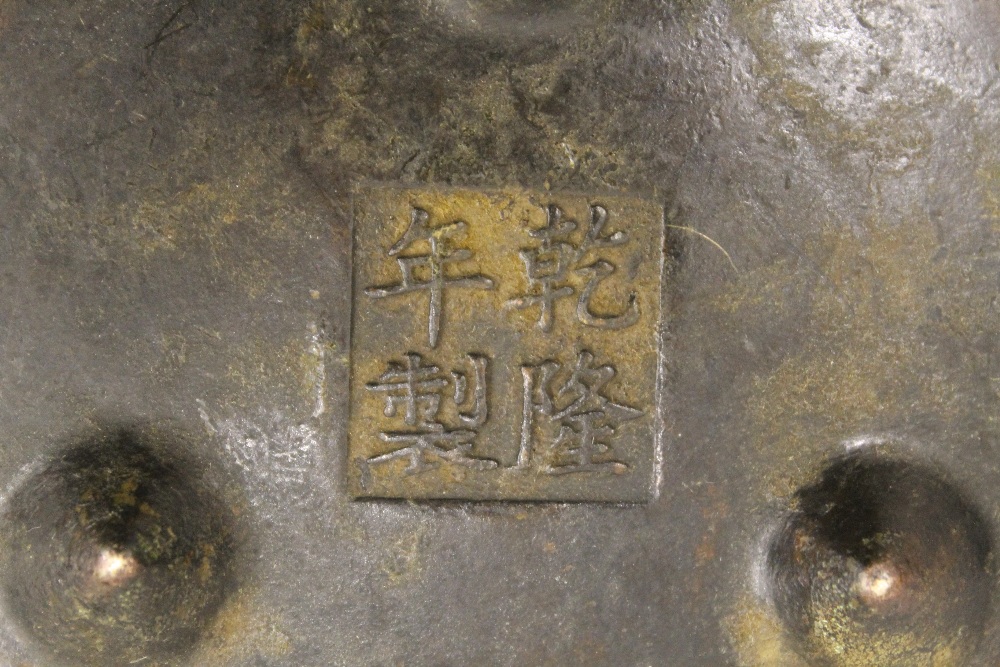 A Chinese bronze censer. 11.5 cm diameter. - Bild 4 aus 4