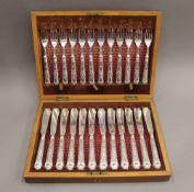 A cased silver fish set. 34.6 troy ounces total weight.