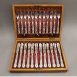 A cased silver fish set. 34.6 troy ounces total weight.
