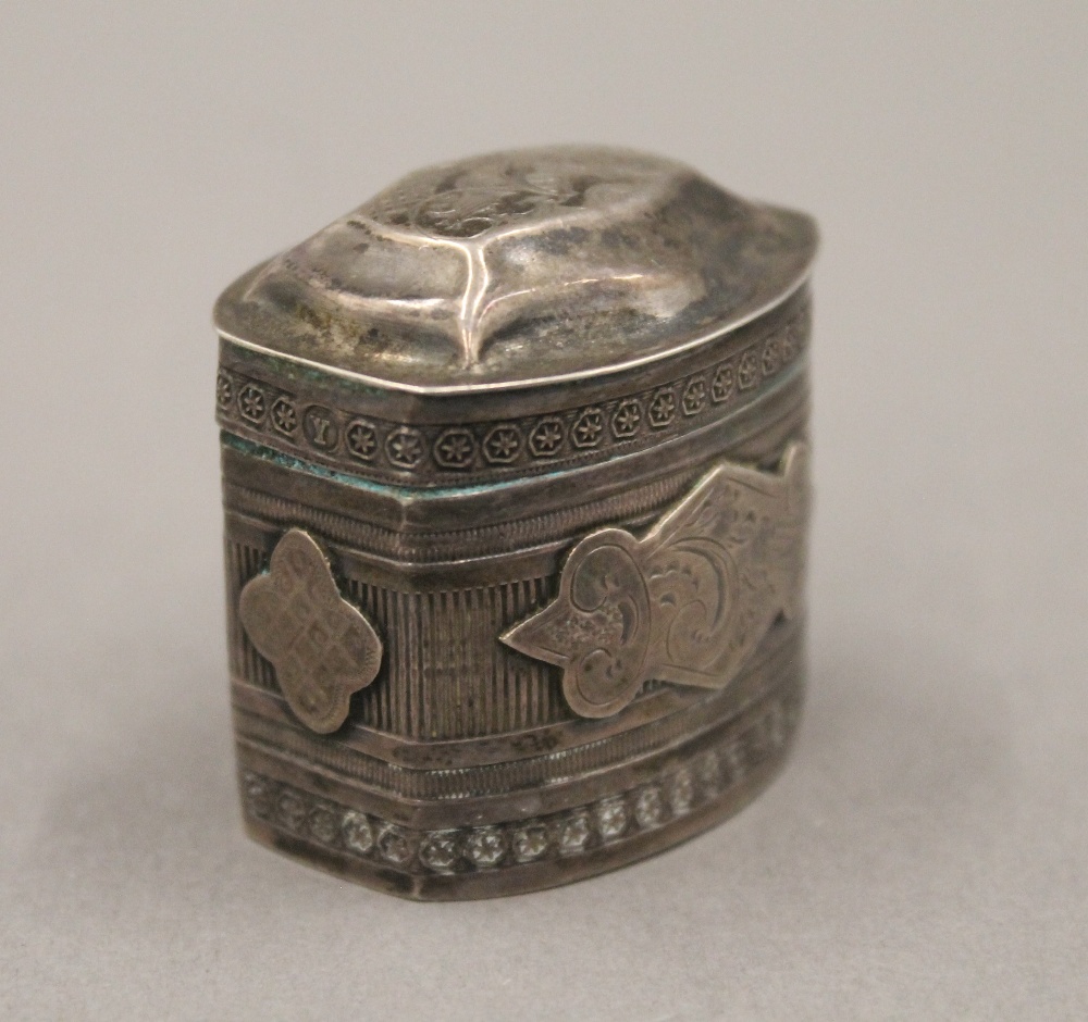 A small Dutch silver spice box. 4 cm high. 17.9 grammes. - Image 2 of 4