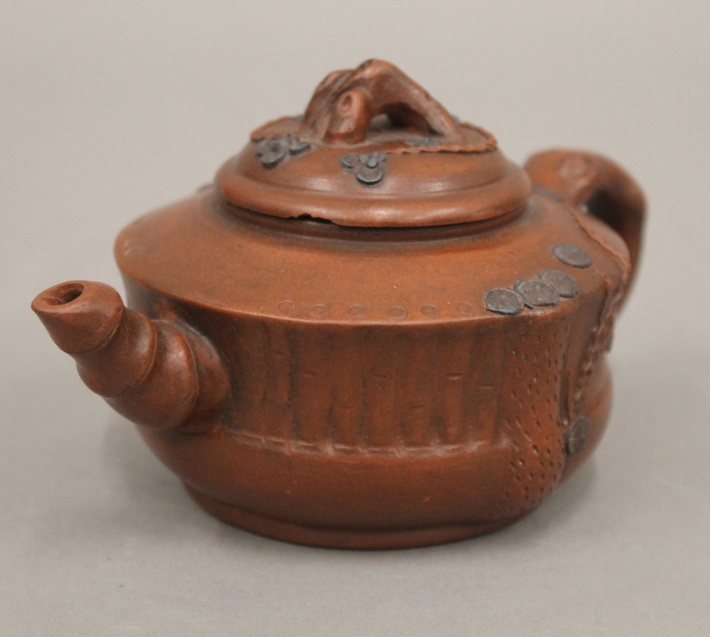 A Chinese Ying Xing teapot. 15.5 cm long. - Bild 2 aus 6