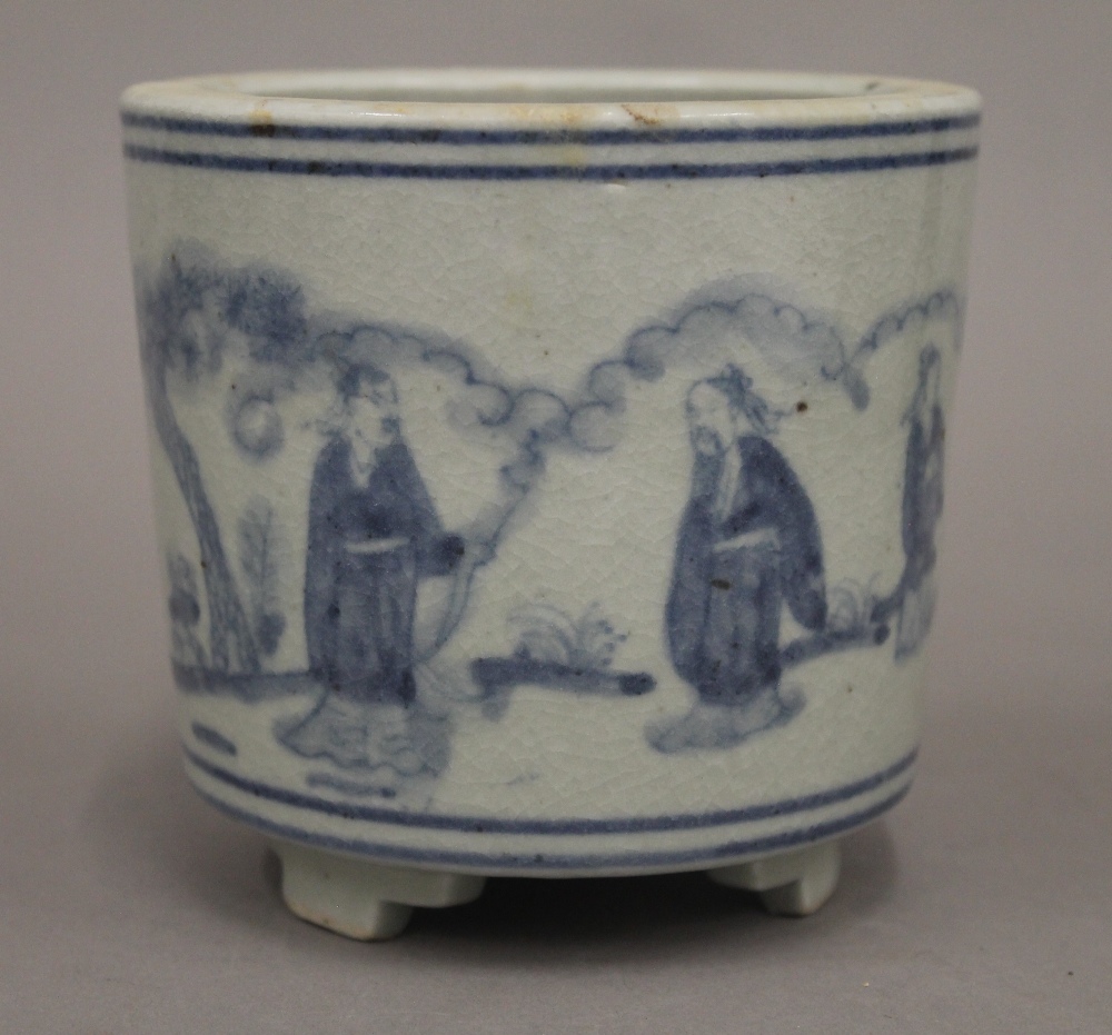 A Chinese blue and white censer and brush pot. The former 10.5 cm high. - Bild 3 aus 7