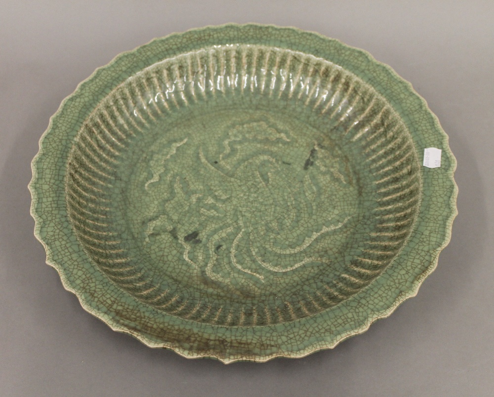 A large Chinese celadon dish. 41.5 cm diameter. - Bild 2 aus 3