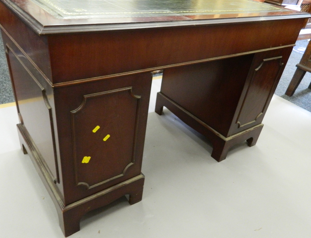 A modern pedestal desk. 121 cm wide. - Image 6 of 6