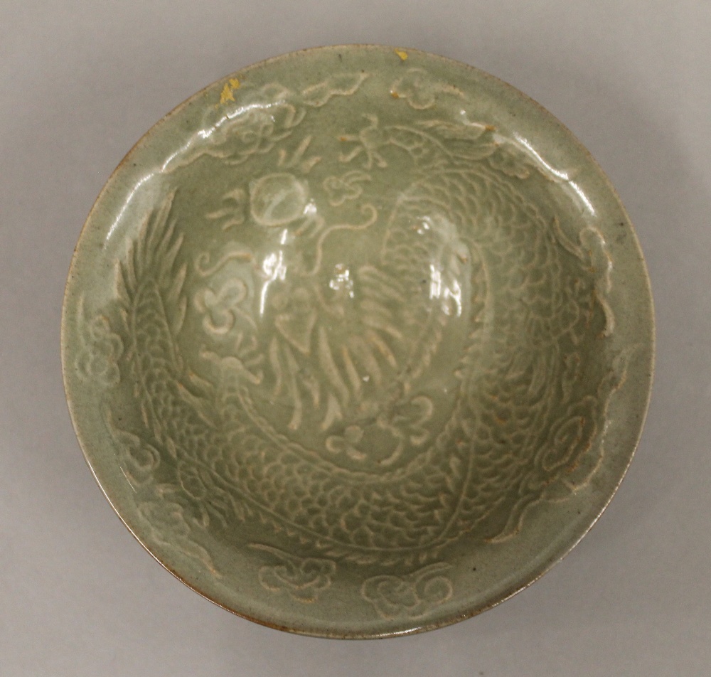 A Chinese celadon green bowl decorated with a dragon. 14.5 cm diameter. - Bild 4 aus 4