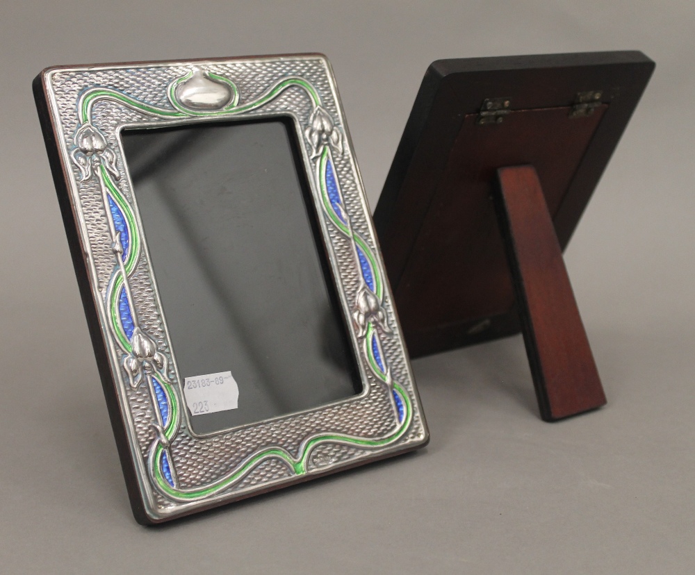 A pair of silver Art Nouveau style photograph frames. 19 cm high. - Bild 2 aus 3