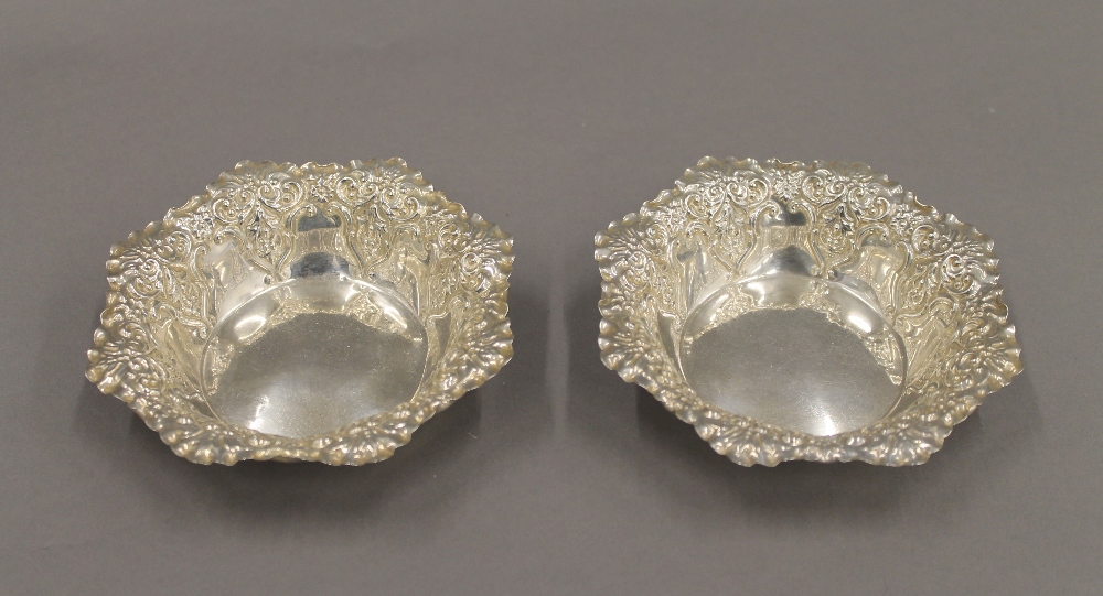 A pair of silver bon-bon dishes. 11.5 cm diameter. 86.1 grammes.