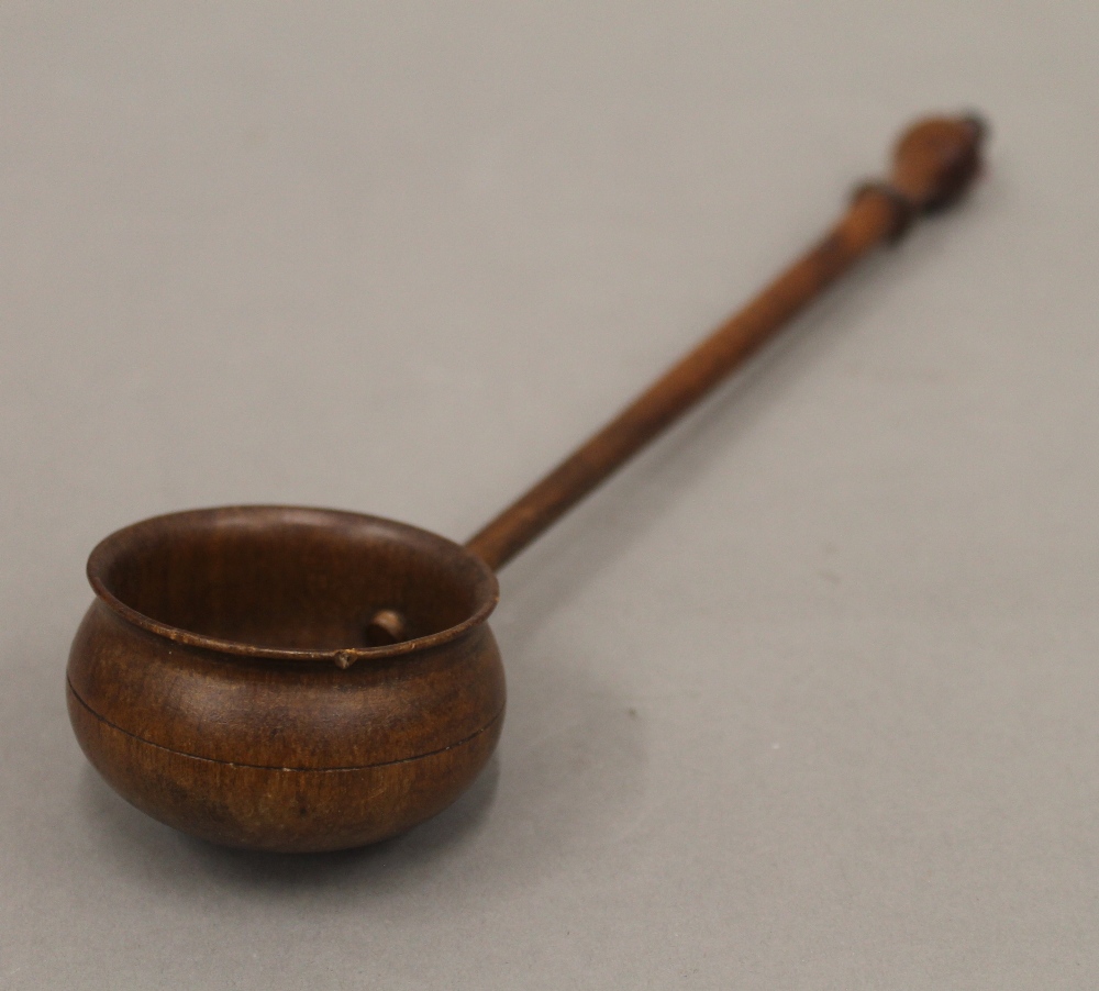 A treen box and ladle. The latter 33.5 cm long. - Bild 2 aus 5