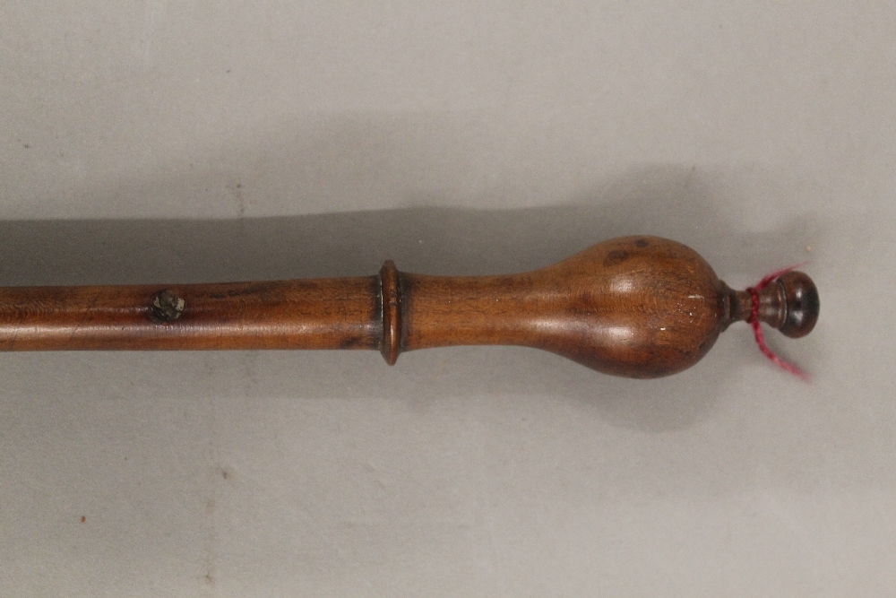 A treen box and ladle. The latter 33.5 cm long. - Bild 3 aus 5