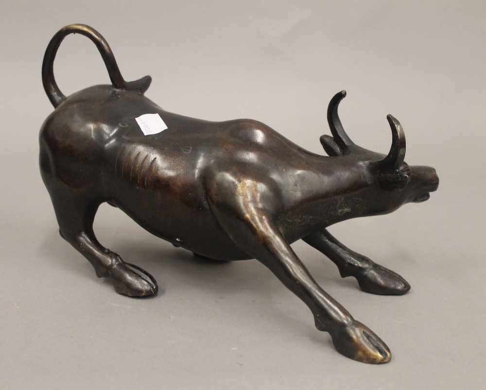 A bronze model of a bull. 30 cm long. - Bild 3 aus 3