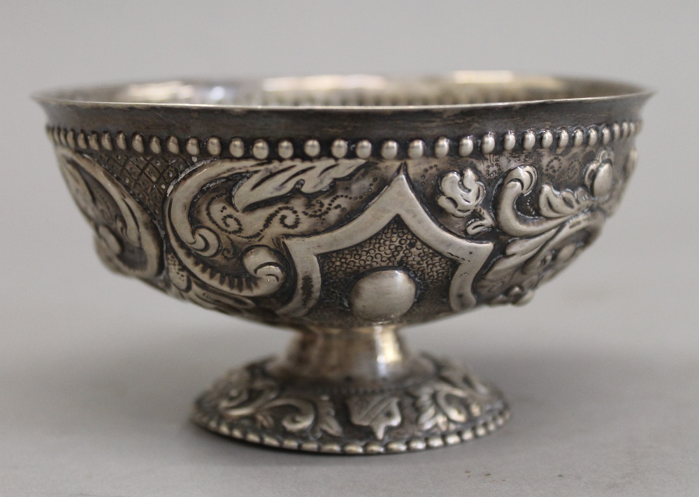 A Continental antique embossed silver footed bowl. 12 cm diameter. 126.8 grammes. - Image 2 of 3