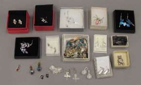 A quantity of jewellery,