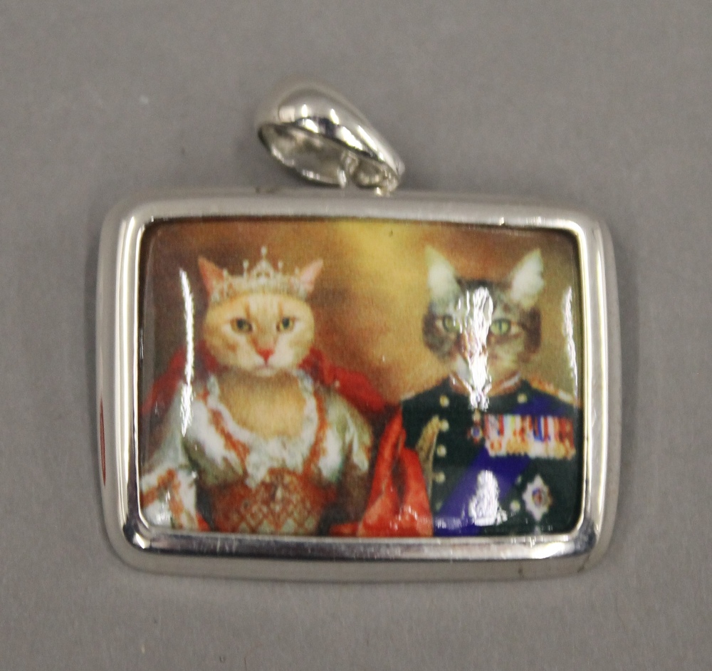 A silver enamel cat pendant. 3 cm wide. - Image 2 of 5