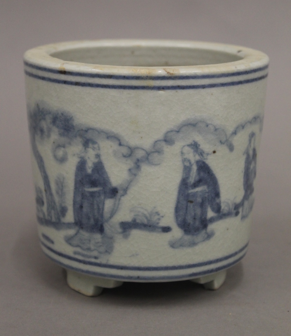 A Chinese blue and white censer and brush pot. The former 10.5 cm high. - Bild 2 aus 7