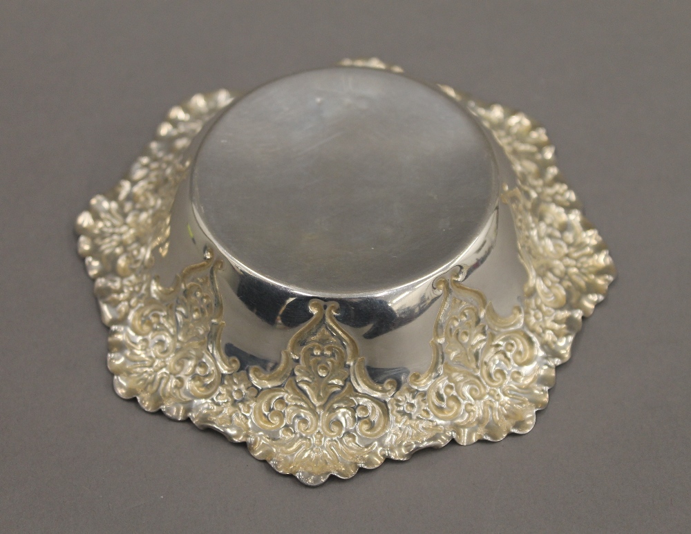 A pair of silver bon-bon dishes. 11.5 cm diameter. 86.1 grammes. - Image 3 of 3