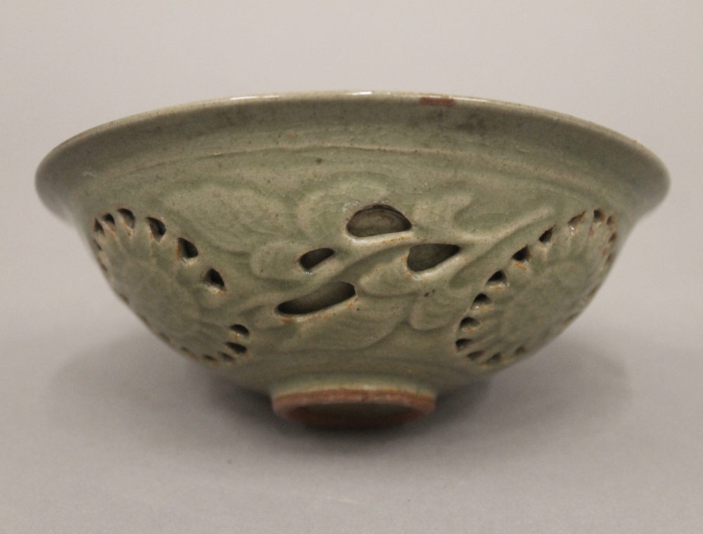 A Chinese celadon green bowl decorated with a dragon. 14.5 cm diameter. - Bild 2 aus 4