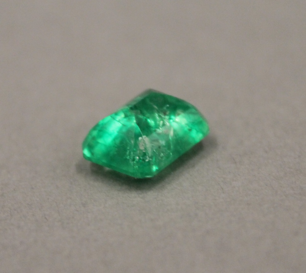 A loose emerald. 1.5 cm long. - Image 2 of 2