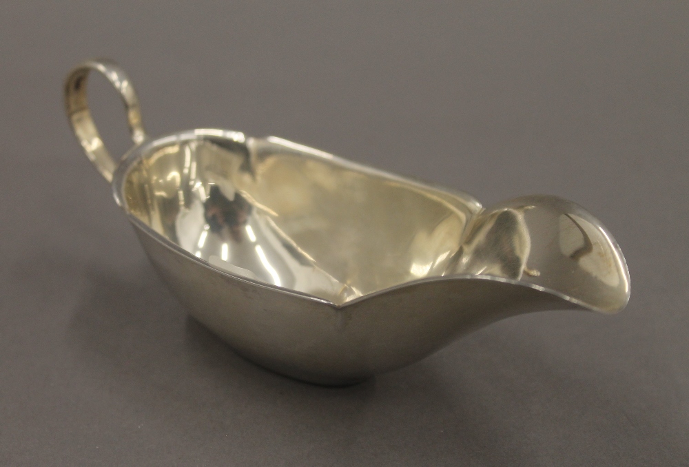 A small sterling silver sauce boat on stand. The stand 16 cm long. 137.9 grammes. - Image 5 of 6