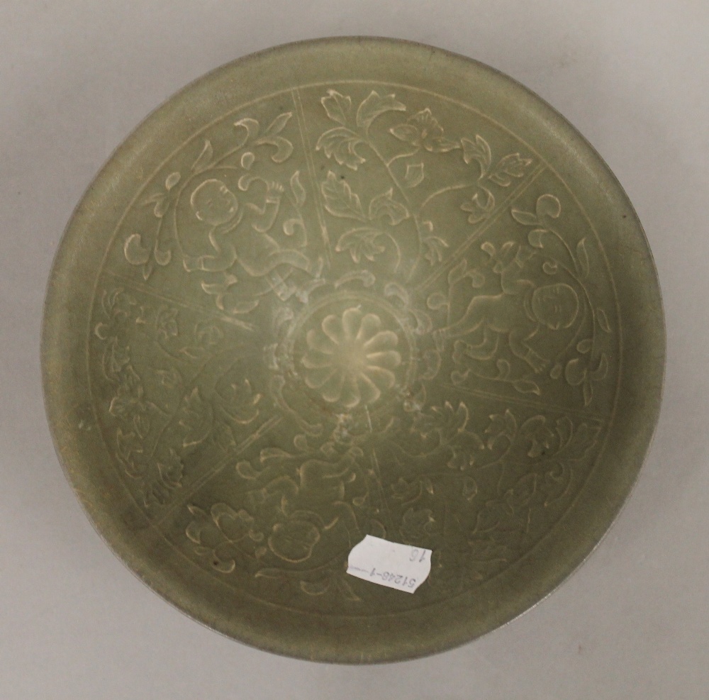 A Chinese crackle glazed green floral bowl. 20 cm wide. - Bild 2 aus 3