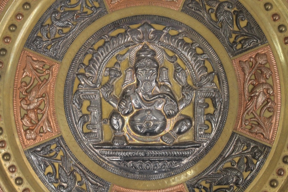 An Indian unmarked white metal copper set brass plaque. 35.5 cm diameter. - Bild 4 aus 4