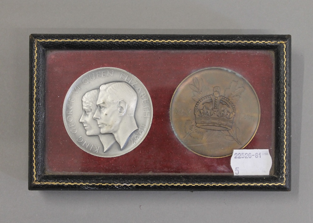 A leather cased pair of King George VI and Queen Elizabeth coronation medallions - Image 2 of 3