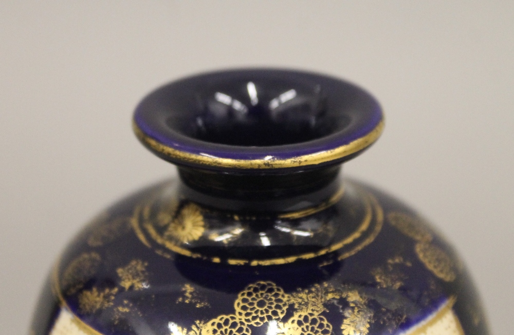 A Satsuma vase. 15 cm high. - Bild 2 aus 4