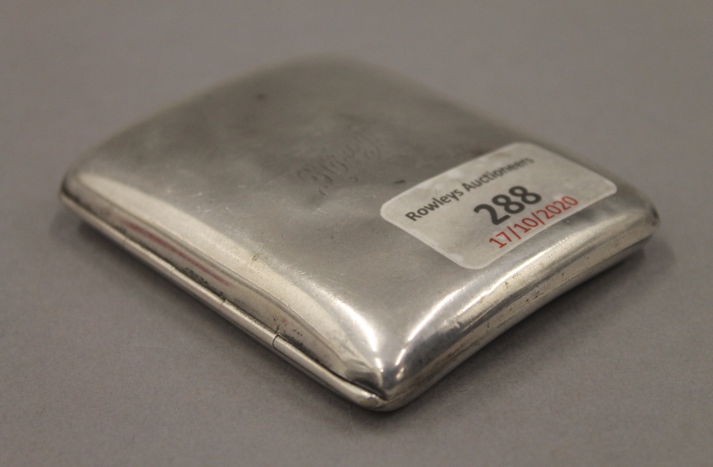 A WWI period silver cigarette case. 7 cm wide. 78.6 grammes. - Image 4 of 6
