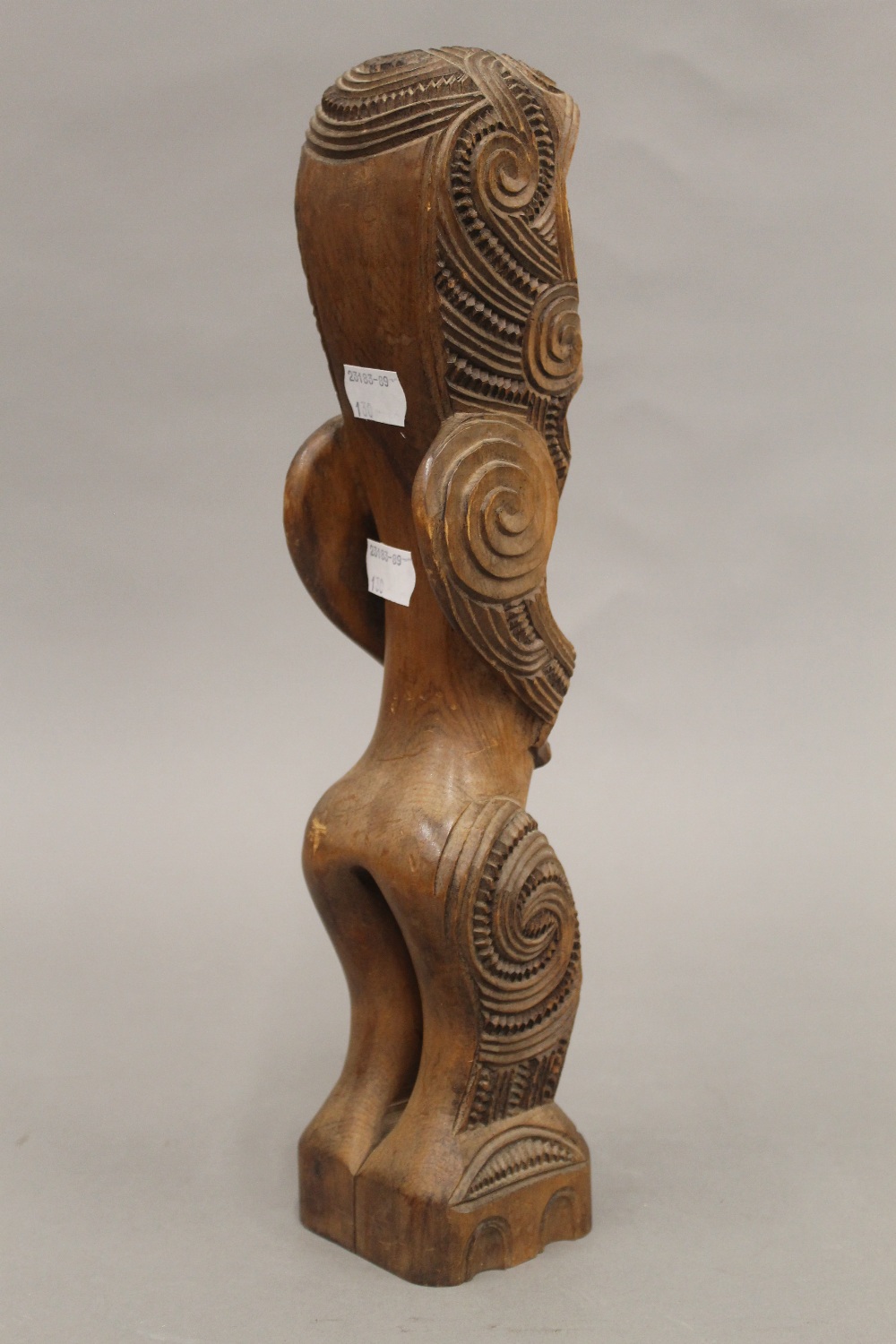 A South Seas, possible Maori, stylized figural carving with abalone shell eyes. 35 cm high. - Bild 3 aus 4