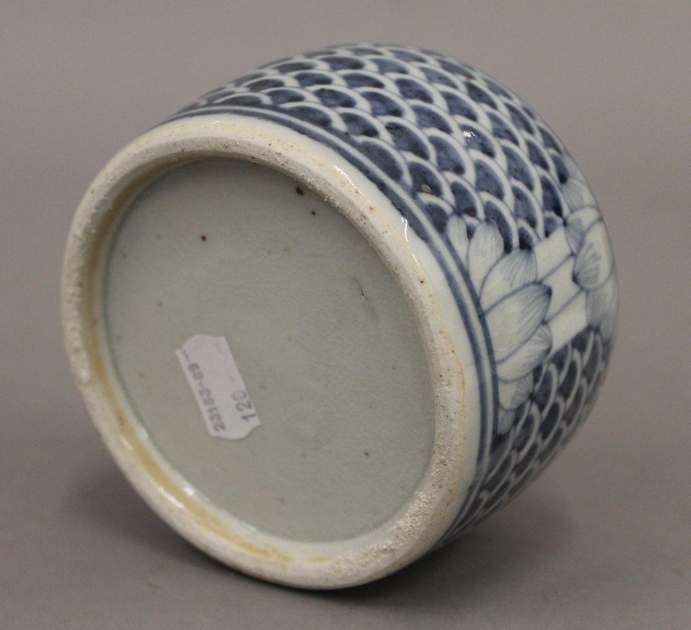 A Chinese blue and white censer and brush pot. The former 10.5 cm high. - Bild 7 aus 7