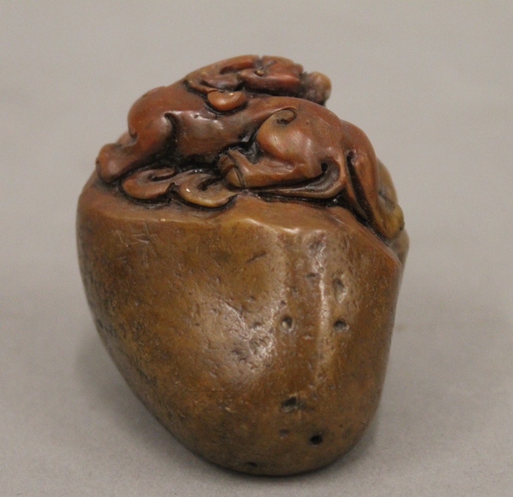 A Chinese soapstone seal. 5 cm high. - Bild 5 aus 6