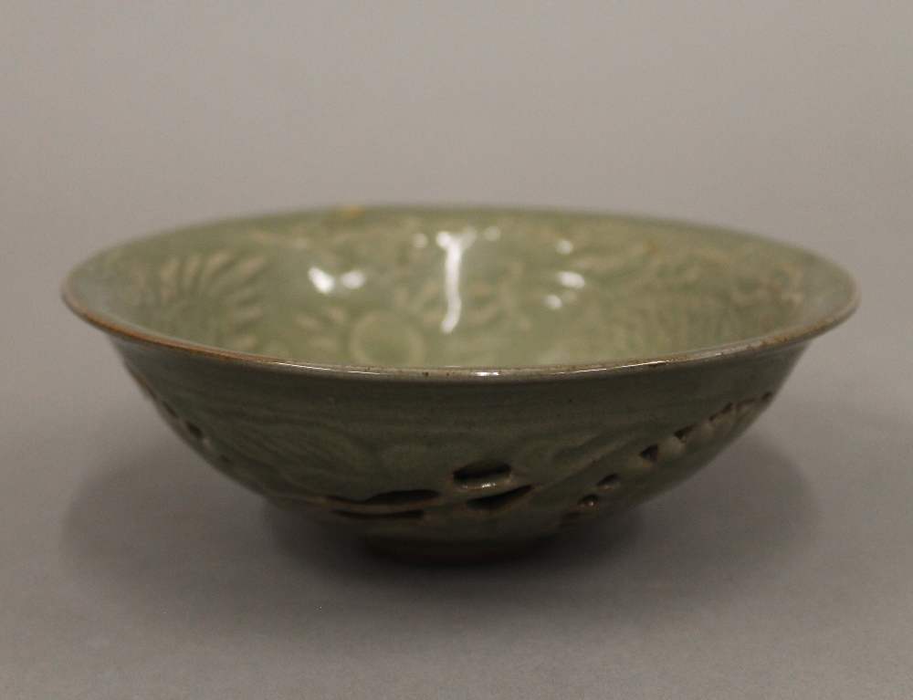 A Chinese celadon green bowl decorated with a dragon. 14.5 cm diameter. - Bild 3 aus 4