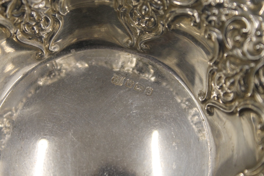 A pair of silver bon-bon dishes. 11.5 cm diameter. 86.1 grammes. - Image 2 of 3