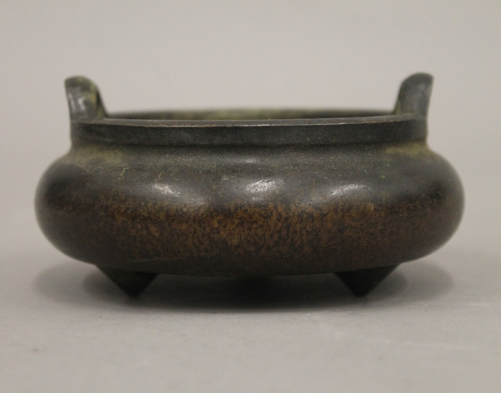 A Chinese bronze censer. 11.5 cm diameter. - Bild 2 aus 4