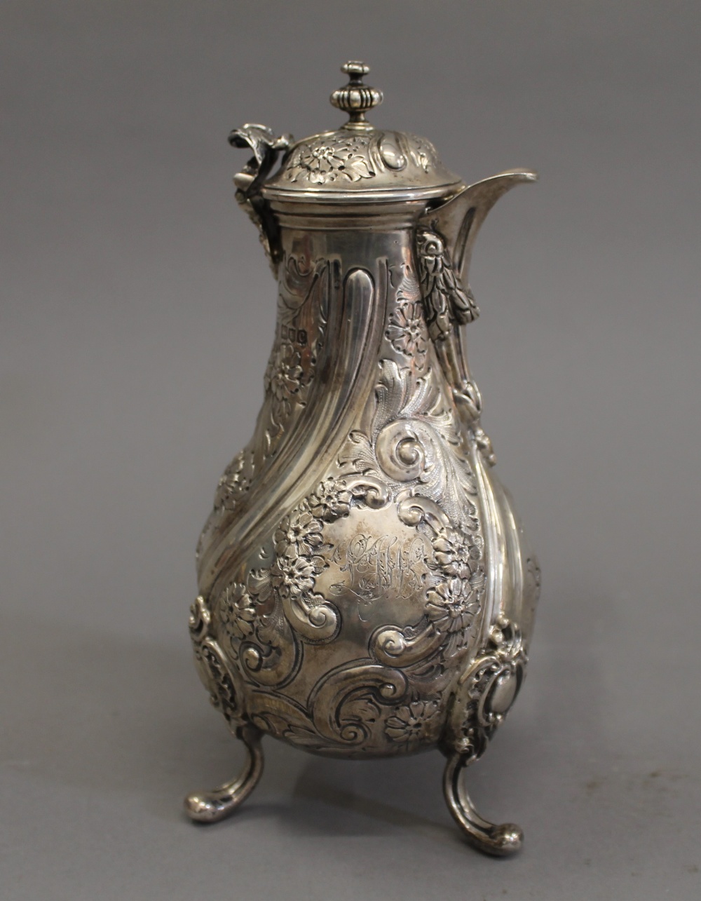 A silver embossed chocolate pot. 21 cm high. 19.6 troy ounces total weight. - Image 3 of 8