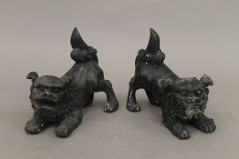 A pair of bronze dogs-of-fo. 15 cm long.