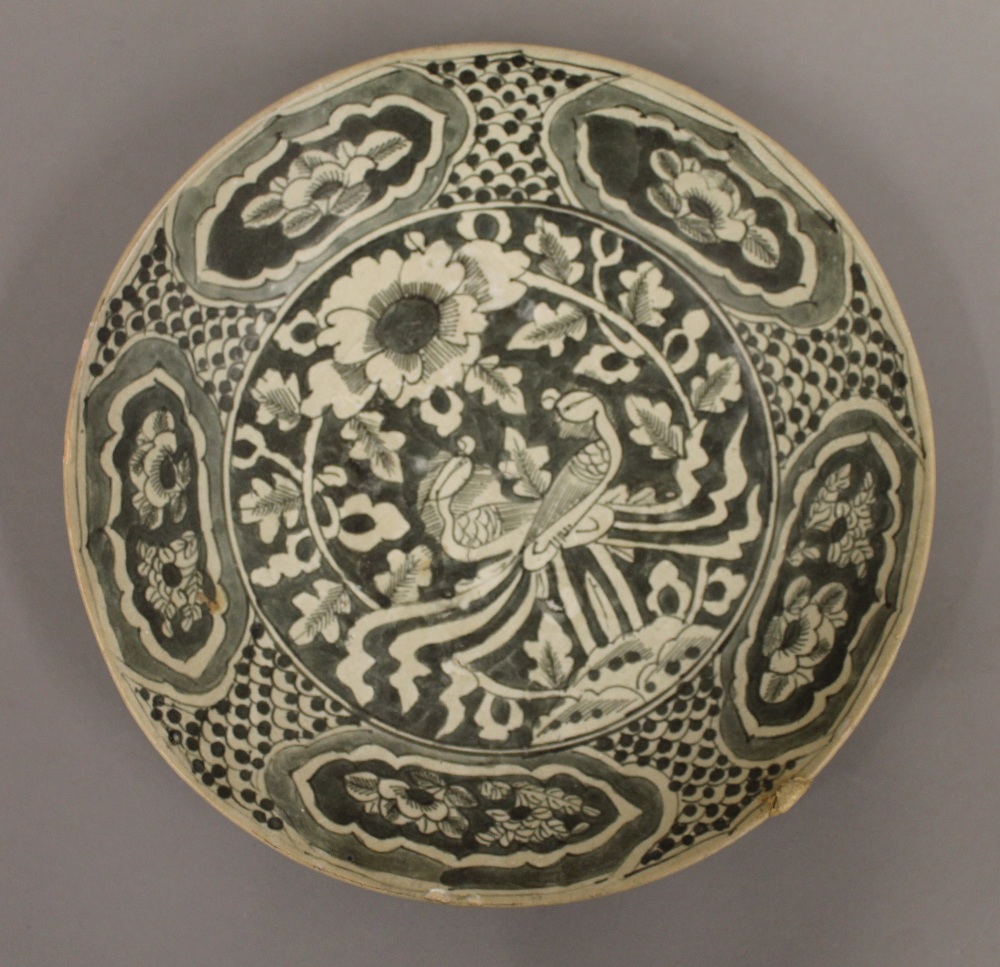 An antique Oriental pottery dish. 25.5 cm diameter. - Bild 2 aus 3