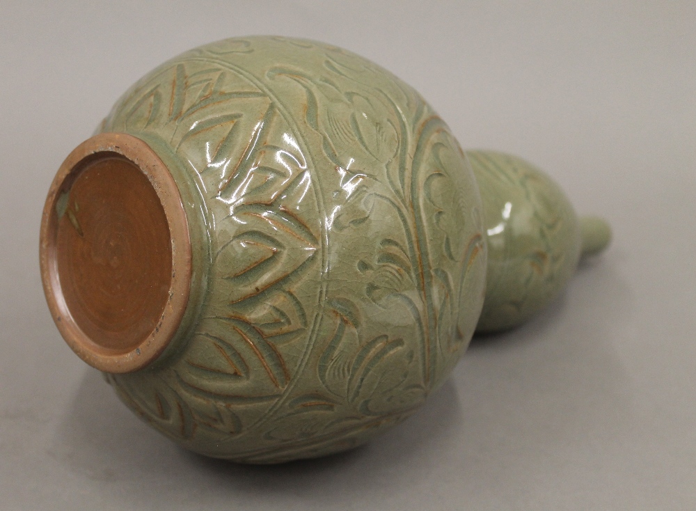 A Chinese double gourd celadon vase. 33.5 cm high. - Bild 3 aus 3