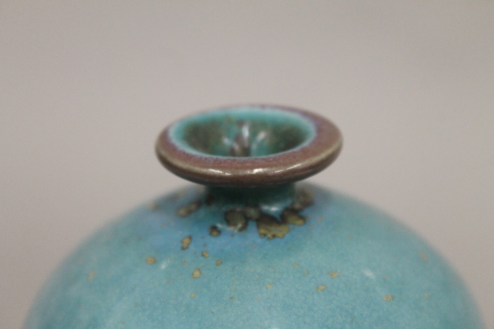 A small Chinese blue ground speckled vase. 20.5 cm high. - Bild 2 aus 3