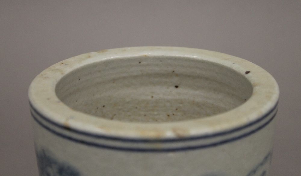 A Chinese blue and white censer and brush pot. The former 10.5 cm high. - Bild 4 aus 7