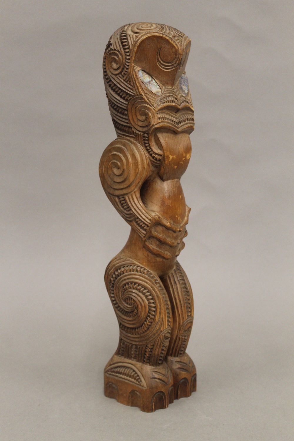 A South Seas, possible Maori, stylized figural carving with abalone shell eyes. 35 cm high. - Bild 2 aus 4