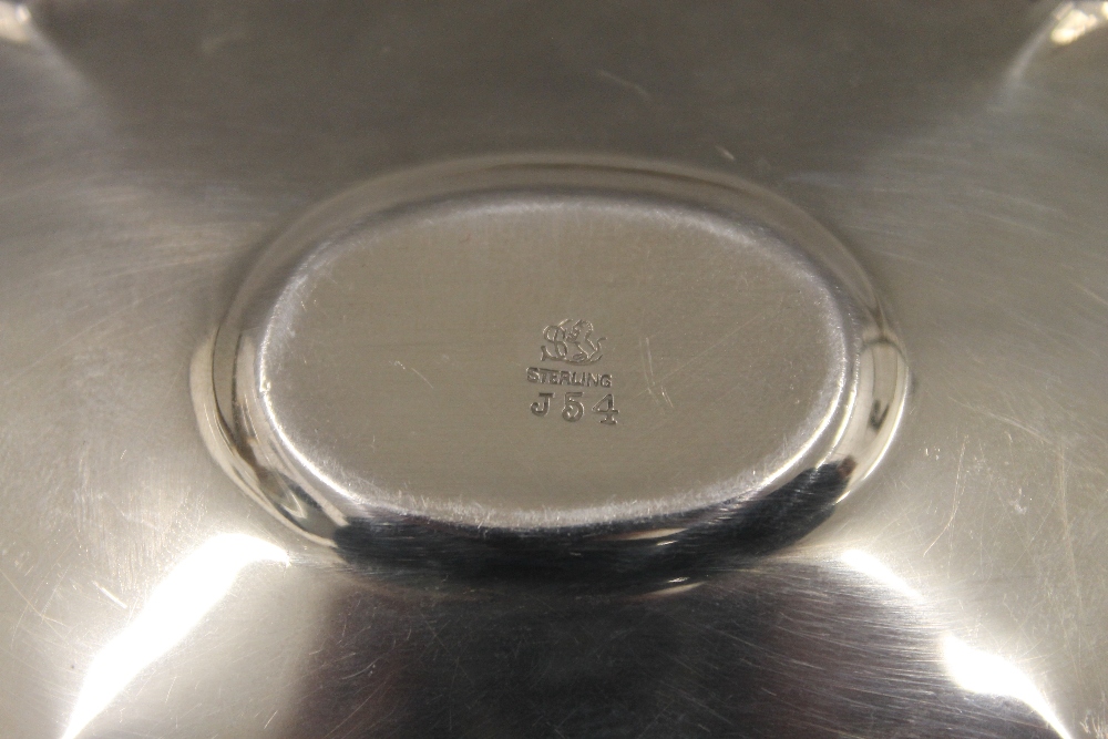 A small sterling silver sauce boat on stand. The stand 16 cm long. 137.9 grammes. - Image 3 of 6