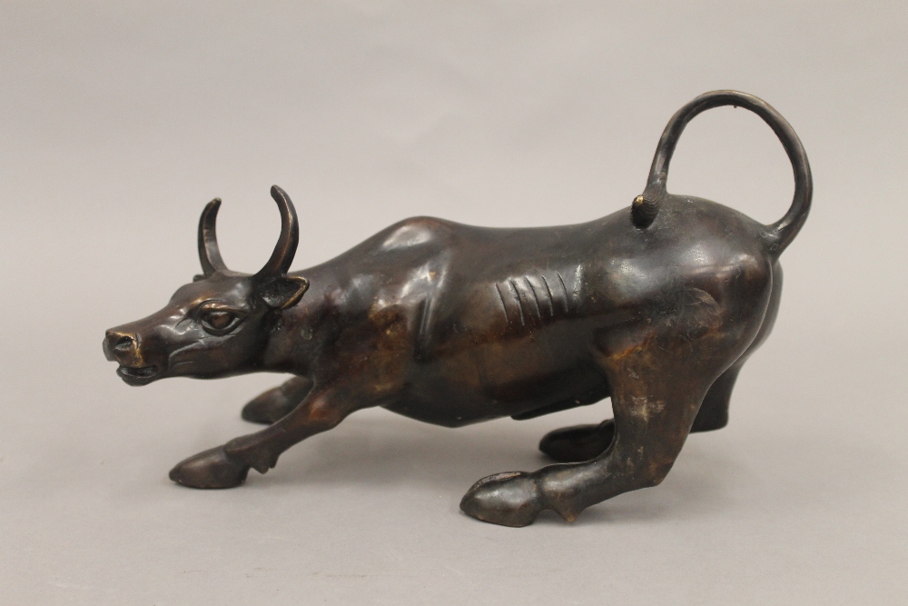 A bronze model of a bull. 30 cm long. - Bild 2 aus 3