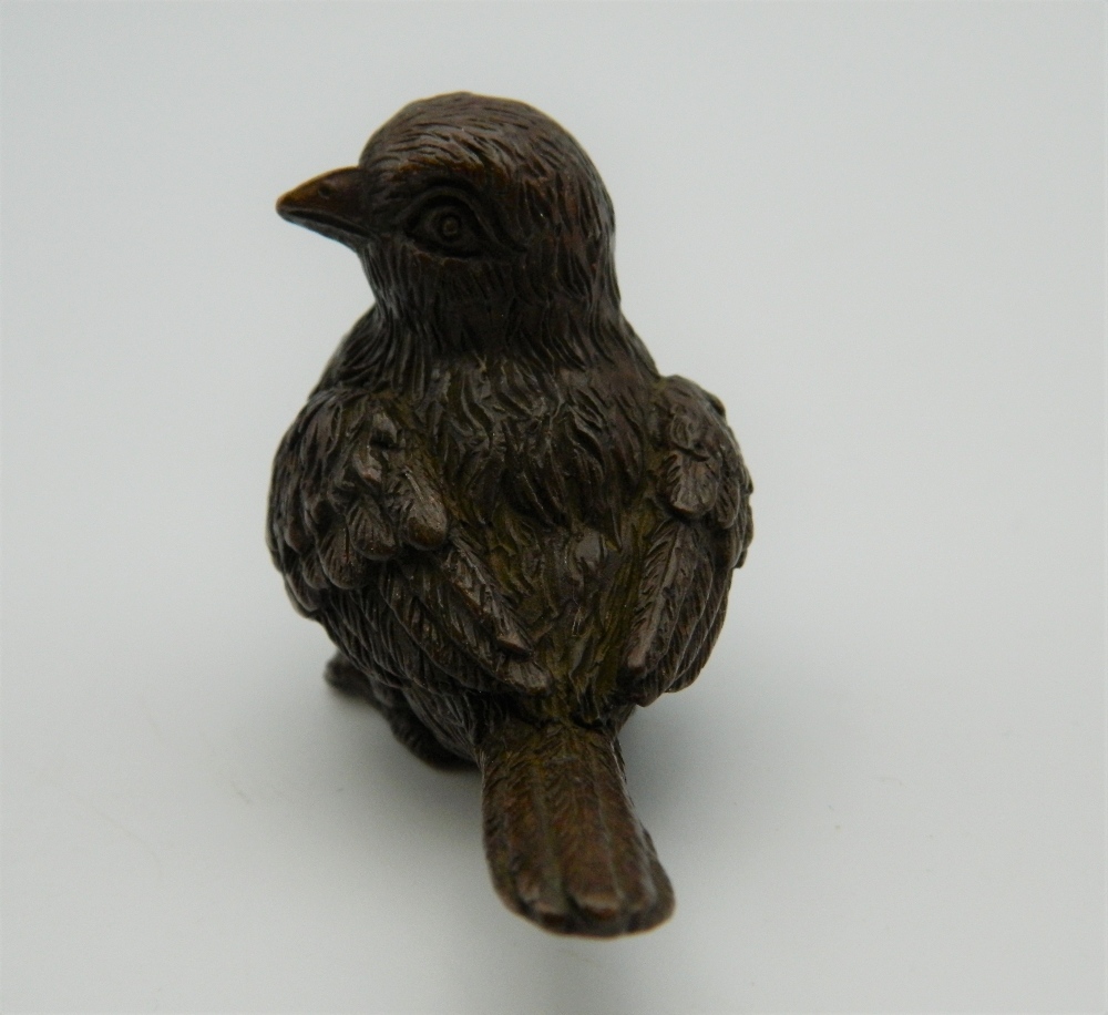 A small bronze model of a bird. 3.5 cm high. - Image 3 of 4