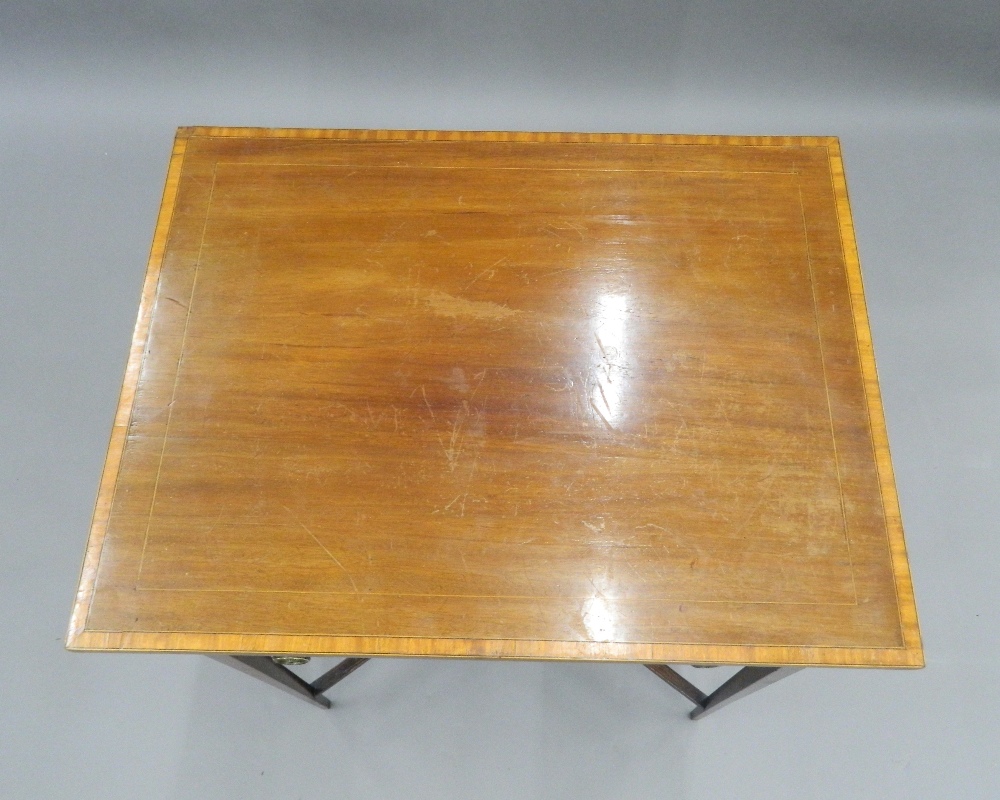 An Edwardian crossbanded mahogany single drawer side table. 58 cm wide. - Image 2 of 7