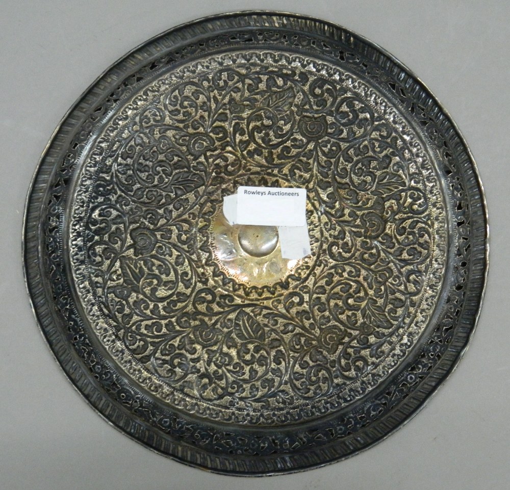 An Eastern embossed silver tray. 26 cm diameter. 11.9 troy ounces. - Image 3 of 5