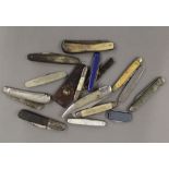 A quantity of vintage penknives