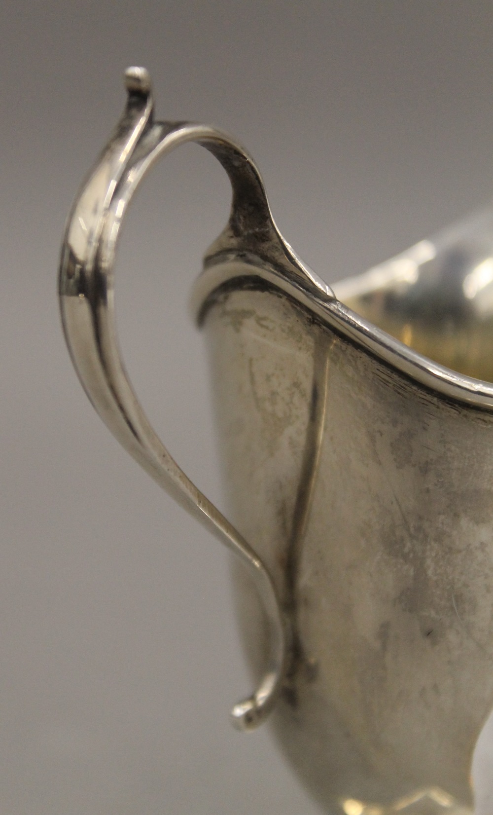 A silver cream jug. 10.5 cm high. 47 grammes. - Image 3 of 4