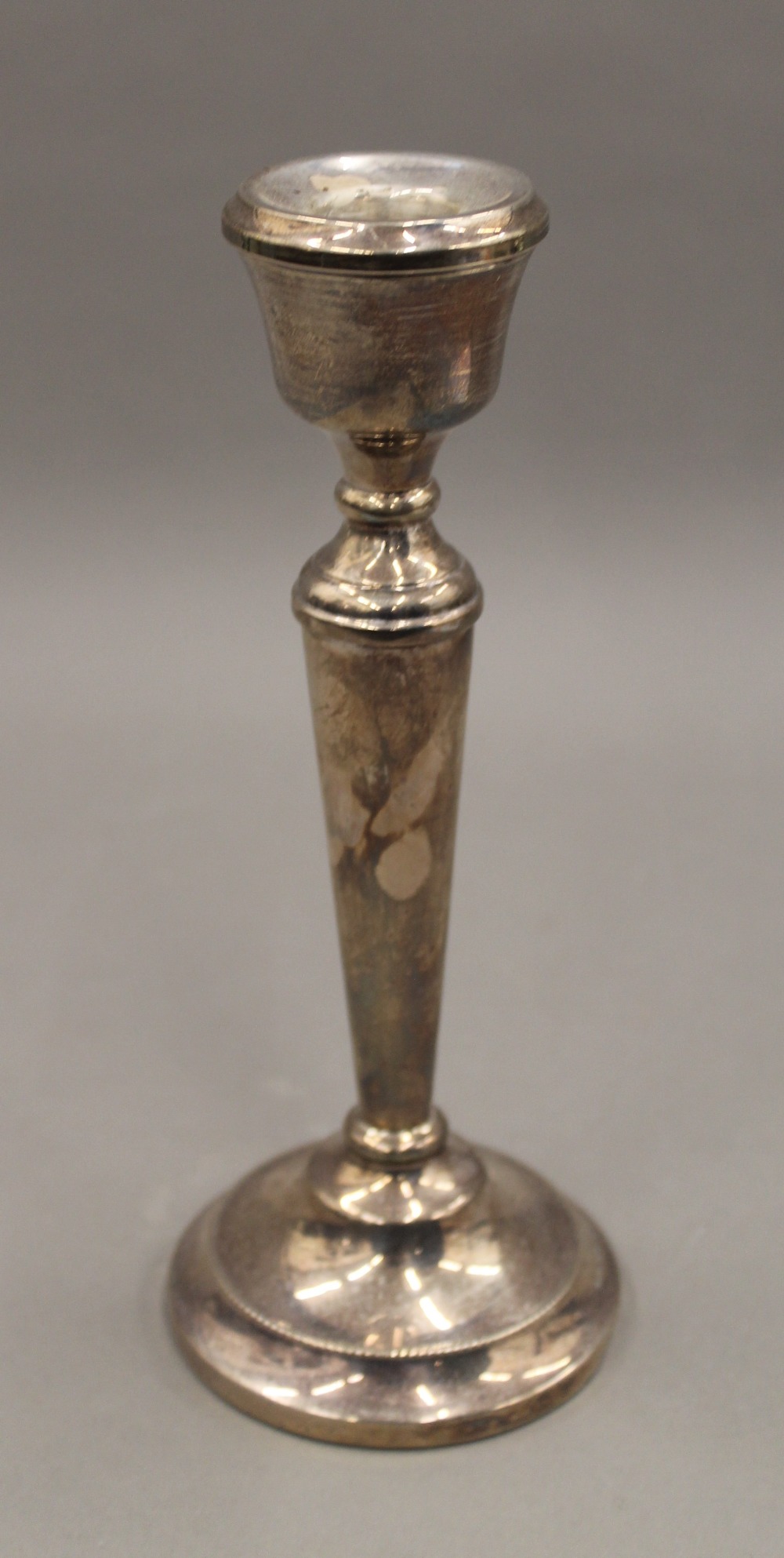 A pair of silver candlesticks. 20.5 cm high. 17.3 troy ounces loaded. - Image 2 of 5